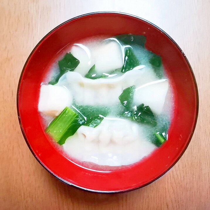 餃子と小松菜と麩の白味噌汁